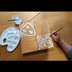 Visuel Atelier jeune public : décoration de carreaux médiévaux (dès 7 ans)