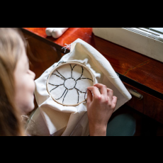 Visuel Atelier jeune public : Initiation à la broderie au Moyen Âge (dès 7 ans)