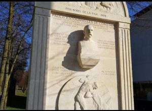 ENTRE GUERRE ET PAIX