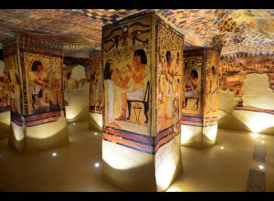 Séance de méditation dans la galerie égyptienne