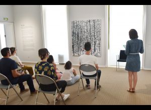 Séance de méditation dans la galerie égyptienne