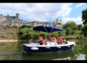 Bateau sur l'eau, la rivière, la rivière…