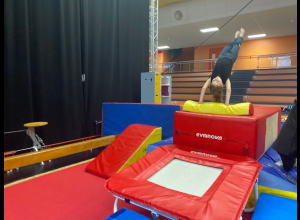 Stage initiation acrobatie et trampoline 5-7 ans | Vacances de noël