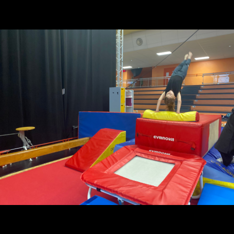 Visuel Stage initiation acrobatie et trampoline 5-7 ans | Vacances de noël